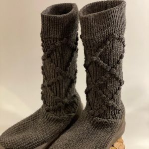 Charcoal Cable Sweater UGG boots size 7